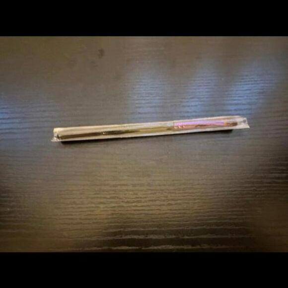 MAC 213SE Fluffy Eyeshadow Brush - Essential for Seamless Blending - Picture 3 of 3